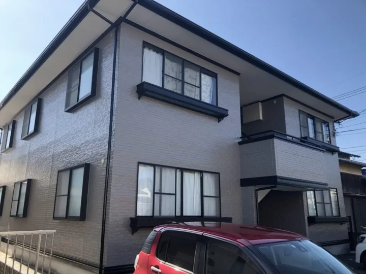 劣化した洋瓦やサビのついた雨戸・雨樋の塗り替え塗装工事/佐賀市 アパート